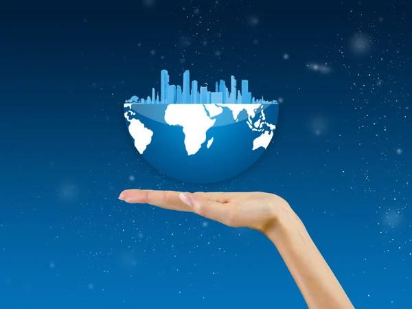 Stadt in einem Globus, in der Handfläche, im Hintergrund — Stockfoto