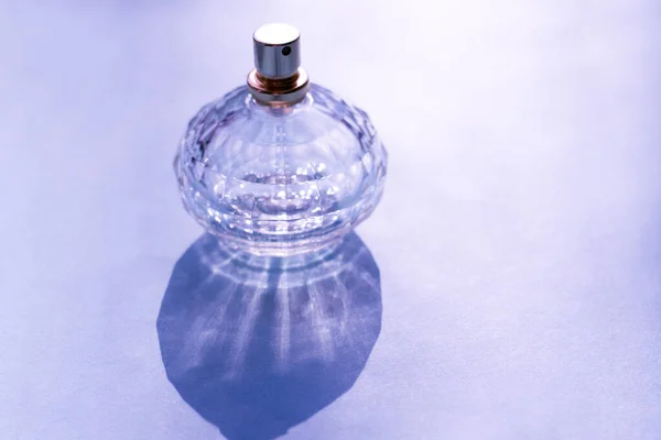 Butelka Aromatycznych Perfum Butelce Szkła Fioletowym Tle Fioletowy Filtr Fotograficzny — Zdjęcie stockowe