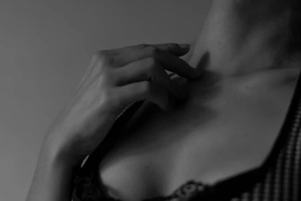 近视女性的手指触摸她的脖子 穿着性感内裤的女人性的概念 黑白照片 图库图片