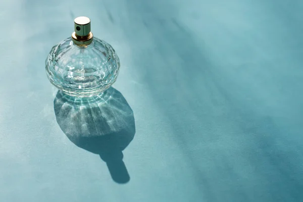 Perfumy Kwiatowe Pięknej Szklanej Butelce Jasnych Światłach Słonecznych Długim Cieniem — Zdjęcie stockowe