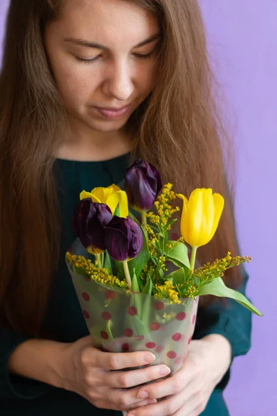 Jonge Vrouw Met Broze Tulpen Hand Verticaal Formaat Concept Van — Stockfoto