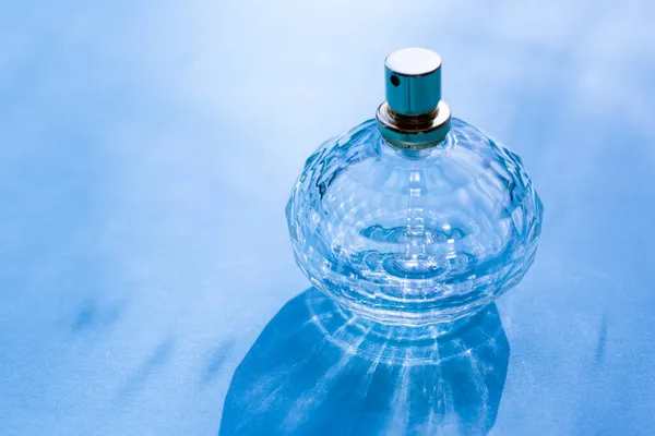 Piękna Szklana Butelka Kwiatową Aromatyczną Wodą Toaletową Eau Perfum Niebieskim — Zdjęcie stockowe