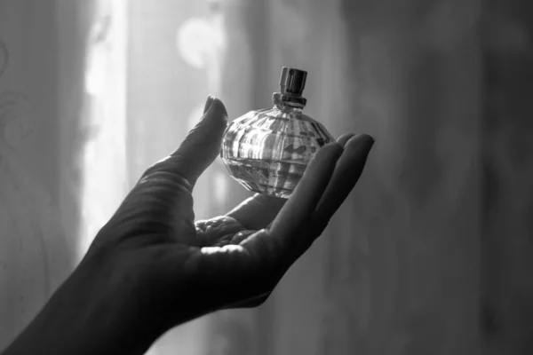 Czarno Białe Zdjęcie Delikatnego Kwiatowego Kobiecego Zapachu Eau Perfum Kobiecej — Zdjęcie stockowe