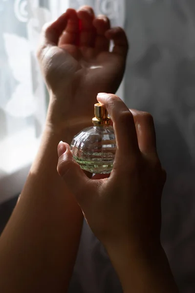 Foto Vertical Jovens Mãos Femininas Com Garrafa Facetada Perfume Testando — Fotografia de Stock