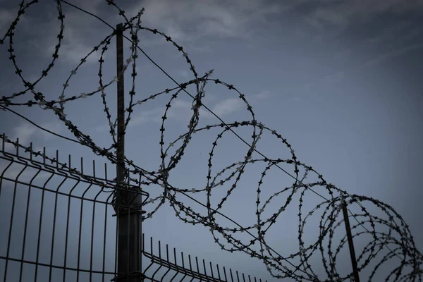 Prikkeldraad Hek Donkere Kleuren Achtergrond Met Donkere Lucht Metafoor Concept — Stockfoto