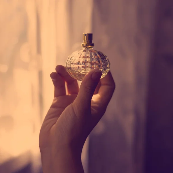 Hermosa Botella Vidrio Translúcido Facetado Con Fragancia Agua Baño Perfumada —  Fotos de Stock