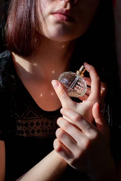 Przezroczysta Butelka Luksusowej Kwiecistej Wody Toaletowej Perfum Rękach Młodej Kobiety — Zdjęcie stockowe