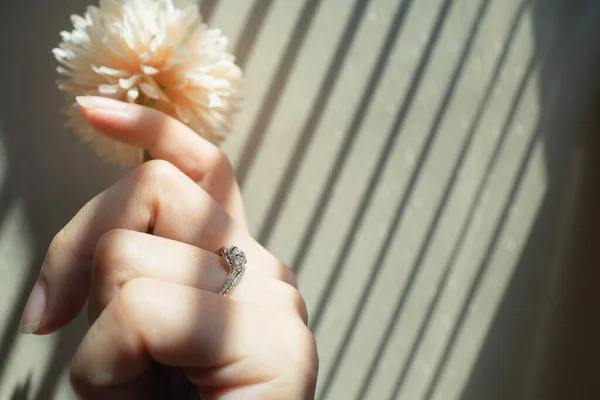 Закрыть Элегантное Обручальное Кольцо Бриллиантом Пальце Женщины Держа Цветок Любовь — стоковое фото