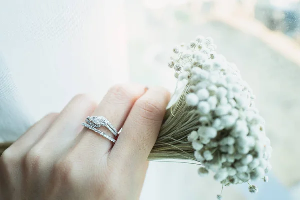 Закройте Элегантное Обручальное Кольцо Бриллиантом Пальце Женщины Держа Белый Цветок — стоковое фото