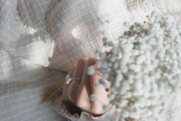 Закройте Элегантное Обручальное Кольцо Бриллиантом Пальце Женщины Держа Белый Цветок — стоковое фото