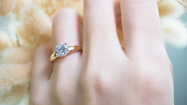 Zbliżenie Elegancki Diamentowy Pierścień Palcu Kobiety Dotykając Kwiat Światłem Słonecznym — Zdjęcie stockowe