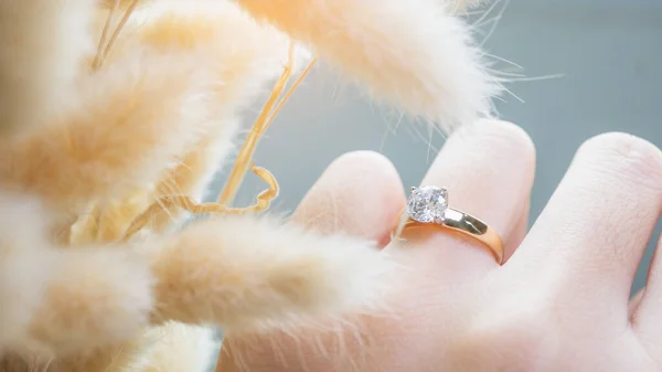 Primer Plano Elegante Anillo Diamantes Dedo Mujer Mientras Toca Flor — Foto de Stock