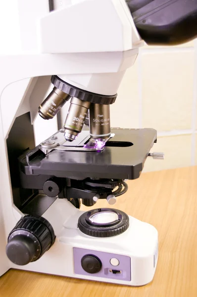 Microscope Analyzing Cells In A Blood Sample — Stock Photo, Image