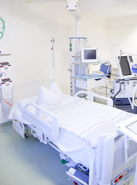 Intensive care afdeling met monitoren — Stockfoto
