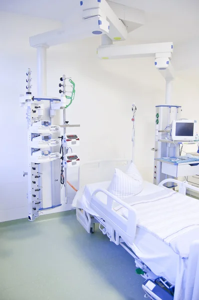 Unidad de cuidados intensivos con monitores — Foto de Stock