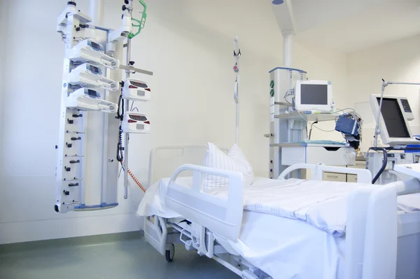 Unidad de cuidados intensivos con monitores —  Fotos de Stock
