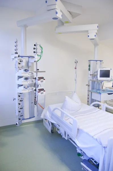 Unidade de terapia intensiva com monitores — Fotografia de Stock