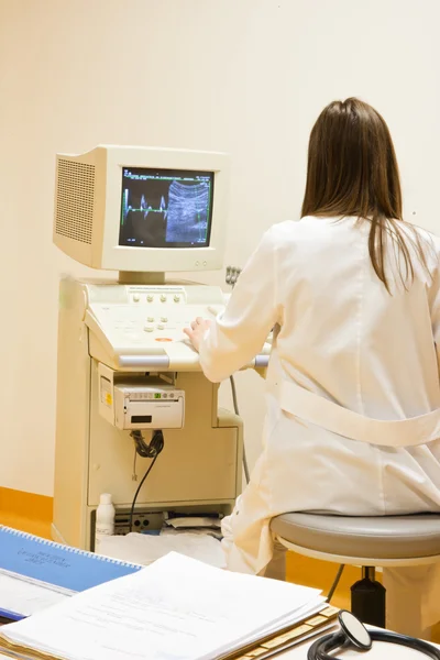 Doctor analysing heart with ultrasound — Stock Photo, Image