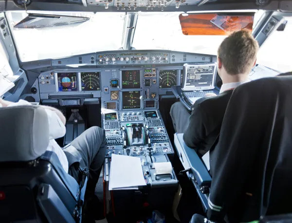 Captain and Co Pilot in Cockpit preparing for Take Off — Stock Photo, Image