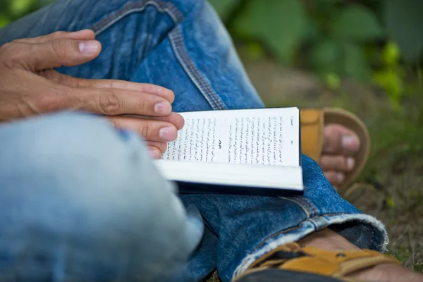 若い男が元イスラム教徒の読書聖書外 ストックフォト