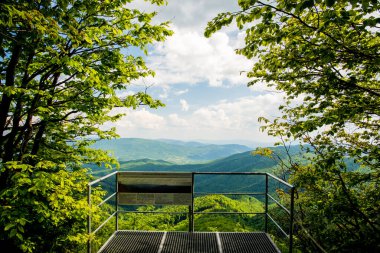 Slovakya Polonya sınırındaki Bukove azgın dağlarındaki Jaraba skala dağının güney manzarası. Bieszczady Dağları