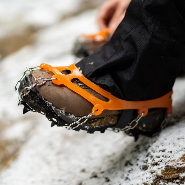 Close Sapatos Neve Espinhos Sapato Inverno — Fotografia de Stock