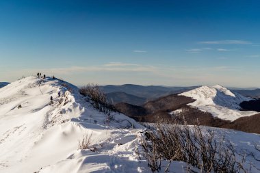 Bieszczady dağlarında kış manzarası ve güzel ışık.