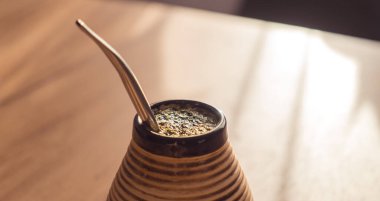 Yerba mat in seramik matero, bombilla. 