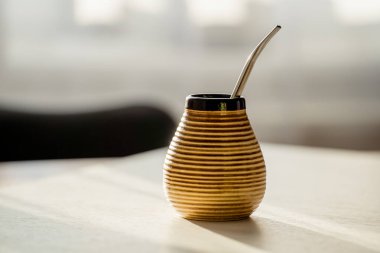 Yerba mat in seramik matero, bombilla. 