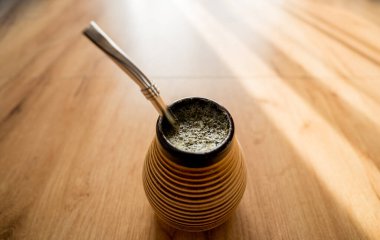 Yerba mat in seramik matero, bombilla. 