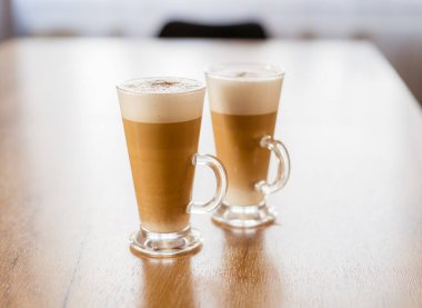 Ev yapımı kahve, Macchiato Kafe, ahşap masada..