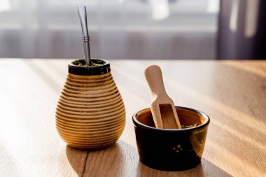 Yerba mat in seramik matero, bombilla.