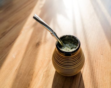 Yerba mat in seramik matero, bombilla.