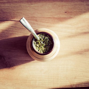 Yerba mat in seramik matero, bombilla.