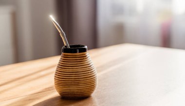 Yerba mat in seramik matero, bombilla.