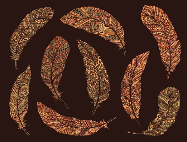 Set decorativo Plumas Tribales. Dibujo de mano de estilo boho étnico. — Vector de stock