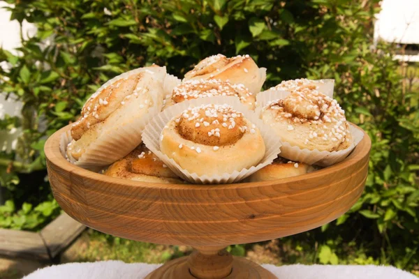 Petits pains à la cannelle dans une assiette — Photo