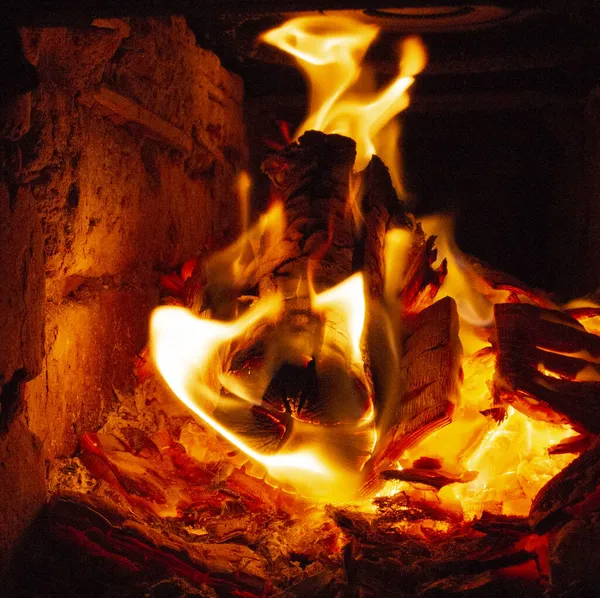 Queima de lenha com uma chama brilhante no fogão — Fotografia de Stock