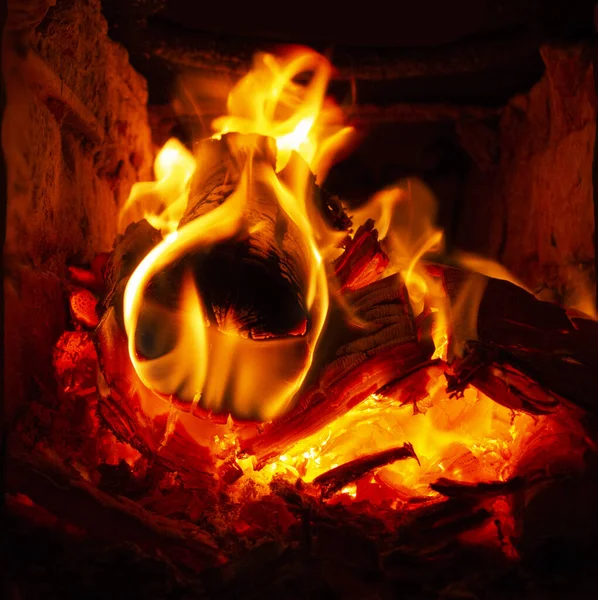Queima de lenha com uma chama brilhante no fogão — Fotografia de Stock