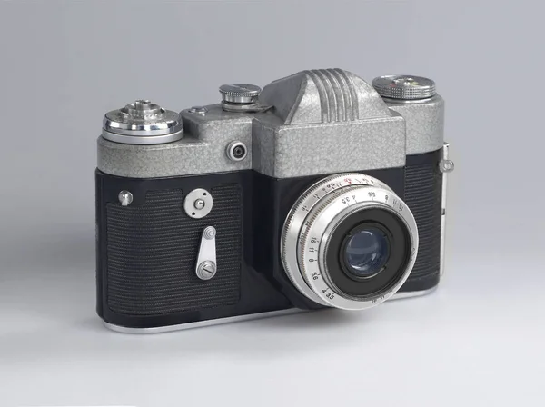 Starý reflex kamera leží na bílém pozadí — Stock fotografie