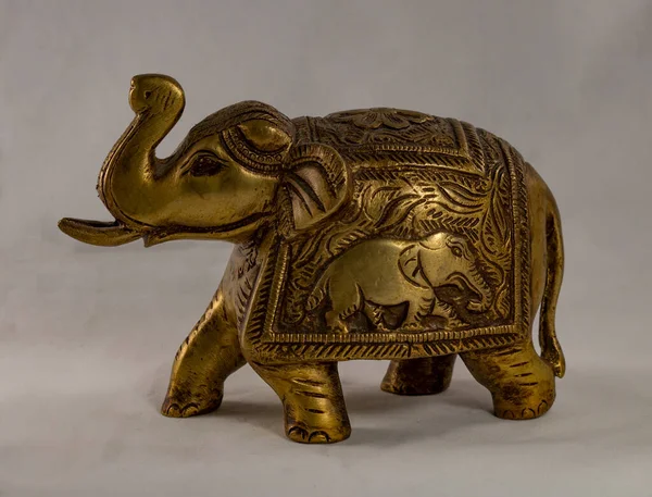Фигура индийского слона из бронзы на белом фоне — стоковое фото