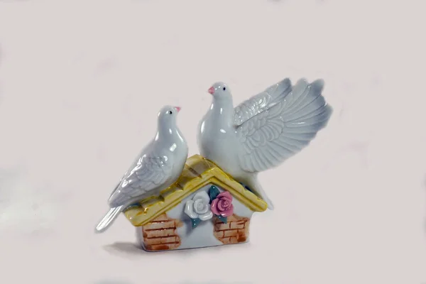 Figurine in the form of two doves building their house — Stock Photo, Image