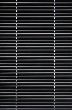 Pencere perdeleri kapalı konumda pencerede asılı