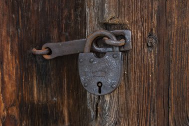 Eski evin kapısı kaleye kapalıdır.