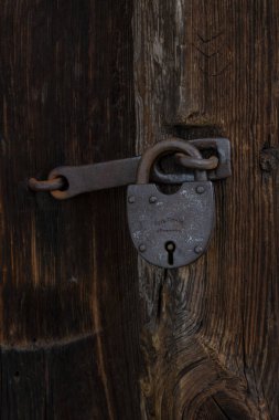 Eski evin kapısı kaleye kapalıdır.