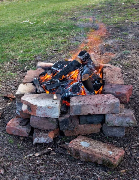 Fogueira com tijolos para obter carvão para grelhar kebabs — Fotografia de Stock