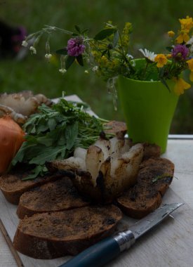 Doğada yemek için hazırlanan ürünler ateşte kızartılmış pastırmayla birlikte. Yüksek kalite fotoğraf