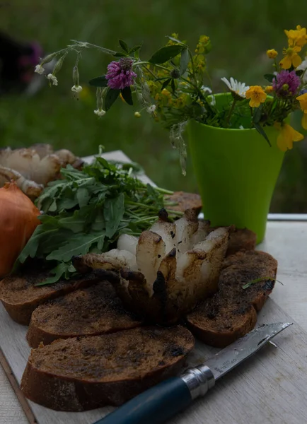 Doğada yemek için hazırlanan ürünler ateşte kızartılmış pastırmayla birlikte. Yüksek kalite fotoğraf