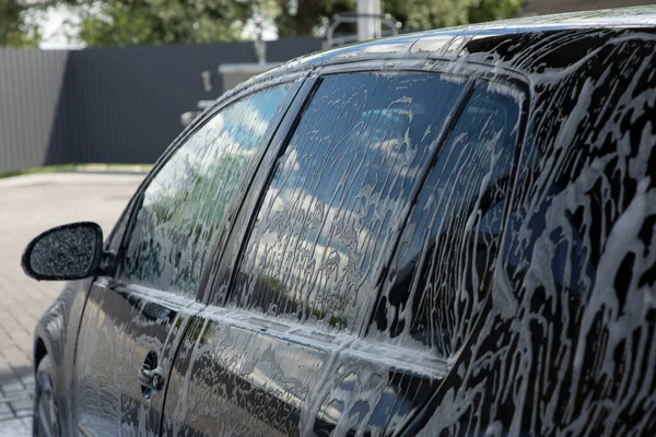 Czarny Samochód Myje Się Myjni Samochodowej — Zdjęcie stockowe
