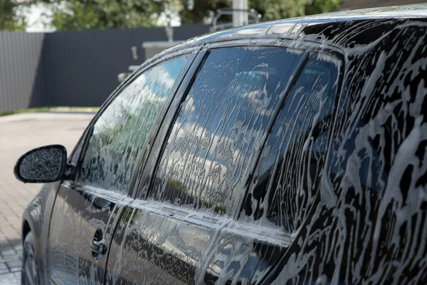 Carro Preto Sendo Lavado Uma Lavagem Carro Foto Alta Qualidade — Fotografia de Stock